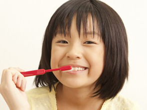 お子様の大切な歯を守るのは大人の役割